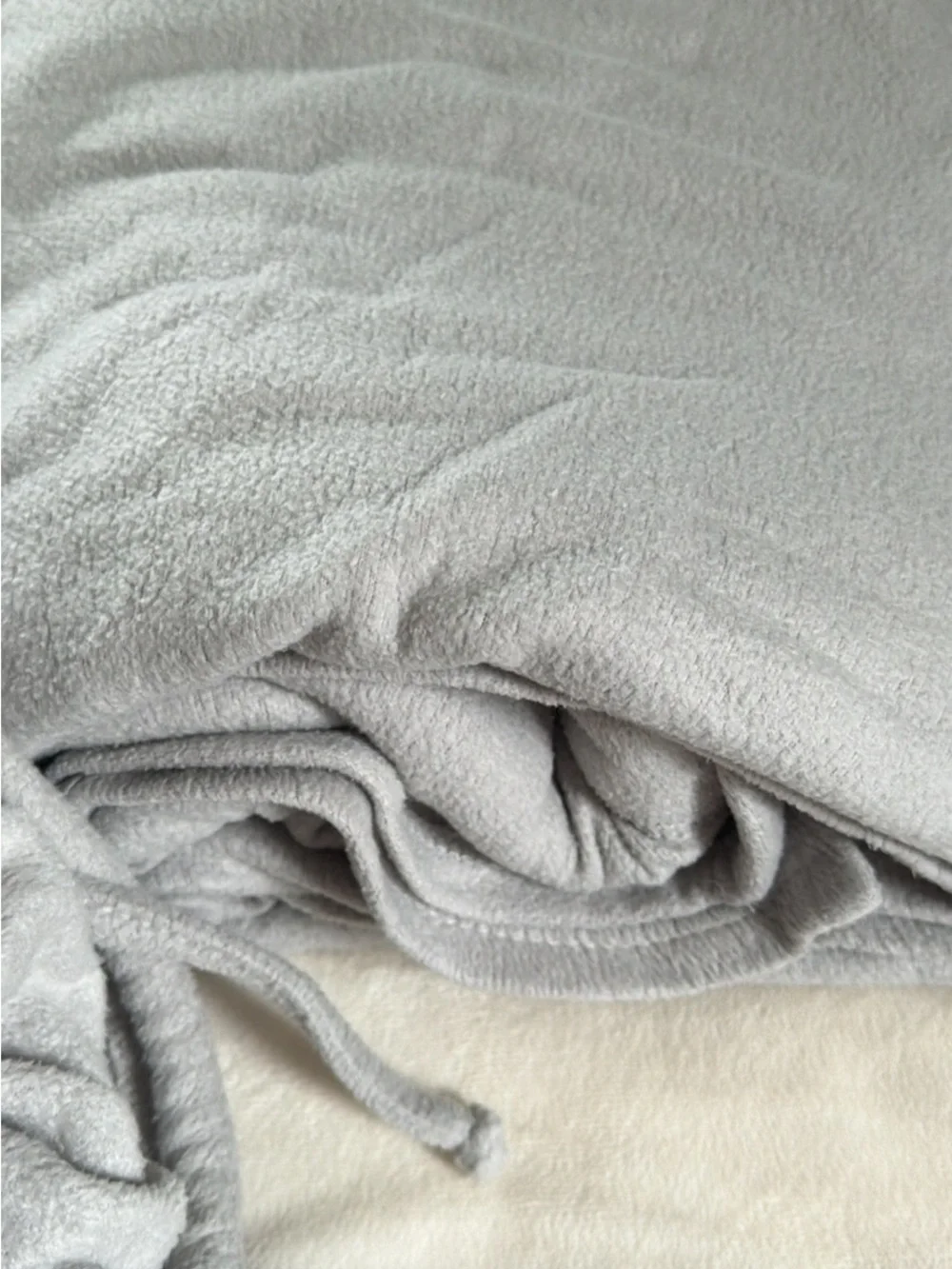 Cuddl Duds Plush Blanket in Light Gray with Black Tag